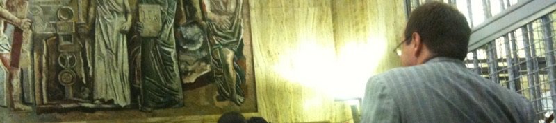 Un difensore in aula, sotto l'affresco della parete di fondo