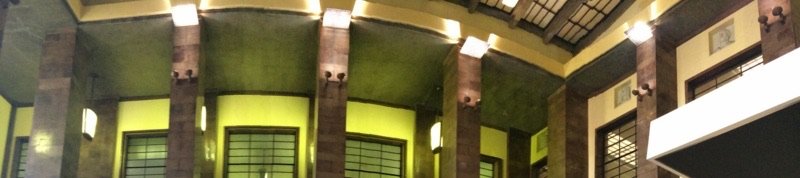 L'atrio porticato di un palazzo di giustizia, illuminato