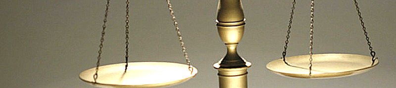 La bilancia della Giustizia in ottone, con i due piatti in equilibrio