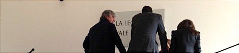 Difensori davanti alla parete che recita «La legge è uguale per tutti»