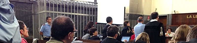Aula penale gremita durante un'udienza, fra pubblico, difensori e forze dell'ordine