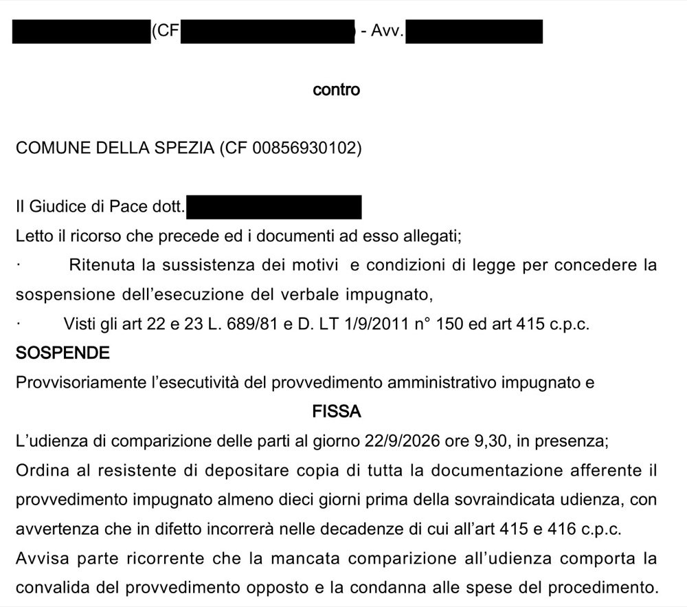 Il decreto del Giudice di Pace della Spezia, con i nominativi oscurati, che sospende l'esecutività del verbale e fissa l'udienza di comparizione.